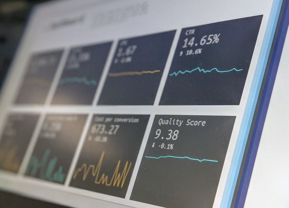 Eine Nahaufnahme eines Handels-Dashboards, auf dem Kennzahlen wie die Klickrate und die Qualitätsbewertung angezeigt werden.